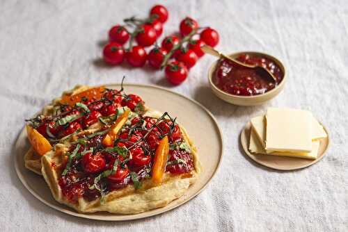 Gaufres salées au beurre Charentes-Poitou AOP, au parmesan, confiture de tomates et tomates rôties au four et herbes fraîches