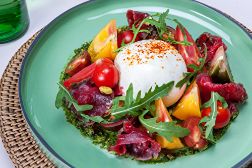 Gravlax de bœuf aux tomates et burrata, pesto pistache roquette