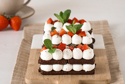 Millefeuille chantilly, tartare de fraises à la menthe et Crêpes dentelle Gavottes