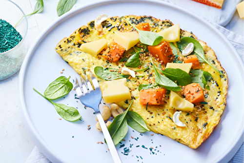 Omelette à la spiruline, aux pousses d’épinards et dés d’Emmentaler AOP suisse