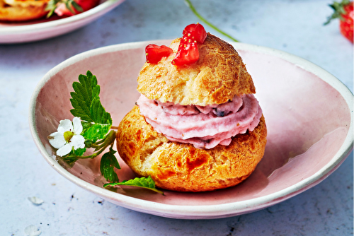 Petits choux à la mousse de fraises Gariguette, poivre et menthe