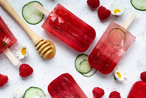 Popsicles framboises et concombre au miel de lavande et fleurs