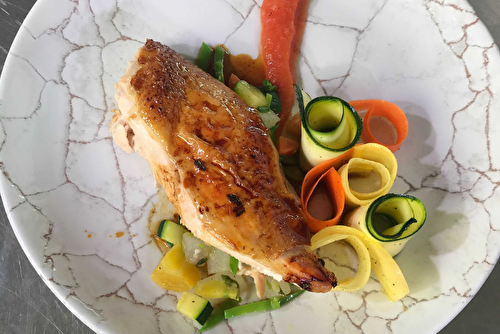 Poulet fermier d’Auvergne en crapaudine et ketchup maison, wok printanier et tagliatelles de légumes citronnés