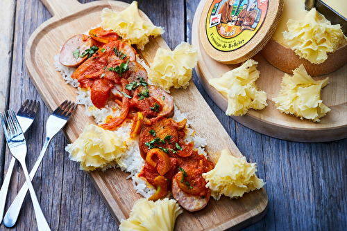 Rougail saucisse de Montbéliard aux épices curcuma, piment et ses rosettes de Tête de Moine AOP