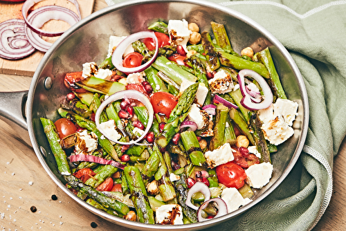 Salade d’asperges poêlées aux tomates cerise et feta