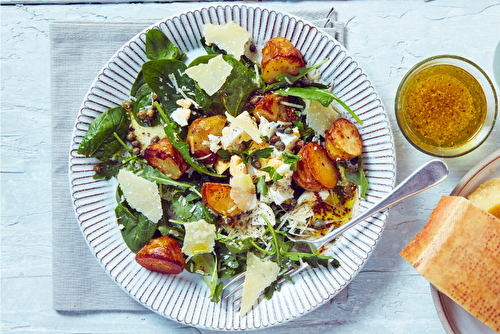 Salade de pommes de terre rôties au Parmigiano Reggiano avec persil, œuf et câpres