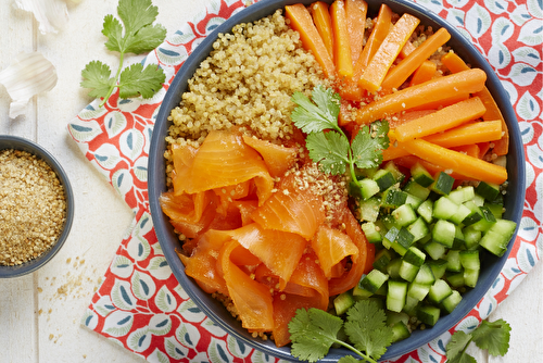 Salade Poke bowl à la truite fumée