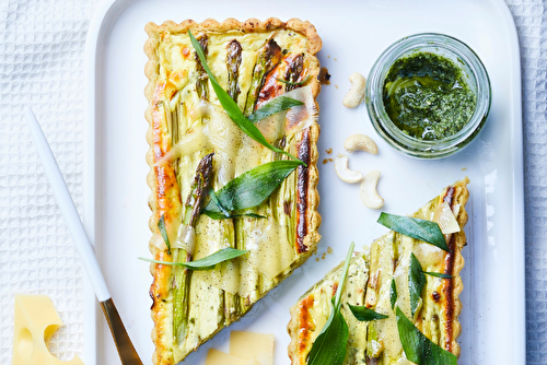 Tarte à l’ail des ours, aux asperges et à l’Emmentaler AOP suisse