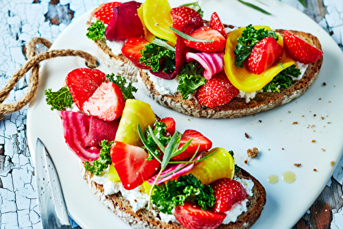 Tartines de fraises gariguettes au chèvre frais, chou kale et betteraves