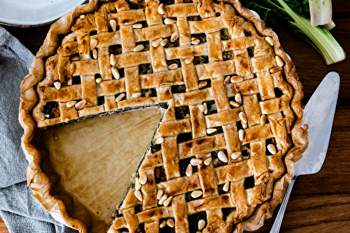 Tourte aux blettes, raisins secs et pignons de pin