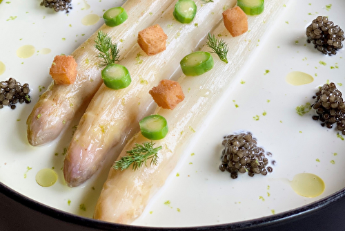 Velouté d’asperges blanches d’Alsace parfumé au haddock fumé, œufs de poissons