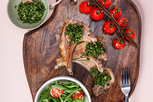 Côtes d'agneau à la gremolata, aigre-doux de tomates grappes à la vanille