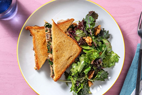 Croque-monsieur végétariens aux champignons, emmental et épinards & salade aux noix