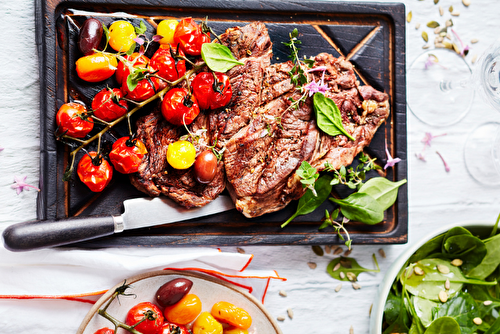 Entrecôte de boeuf bio marinée, tomates cerise confites, thym, origan et olives de Kalamata