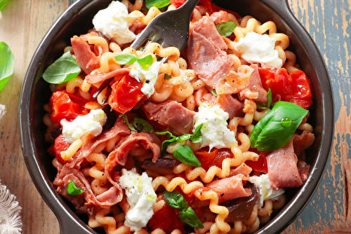 Fusilli au jambon de Parme, aubergines et burrata