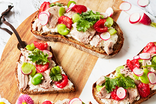 Gigot d’agneau bio en tartines, jeunes pousses, framboises, fèves et brousse