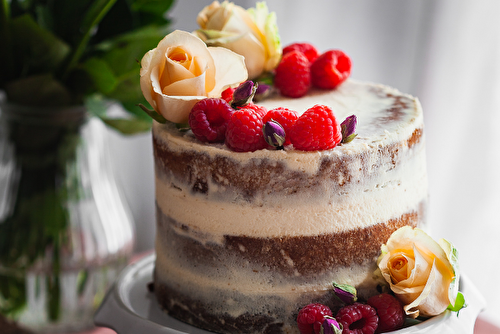 Naked cake au thé rose jasmin et aux framboises