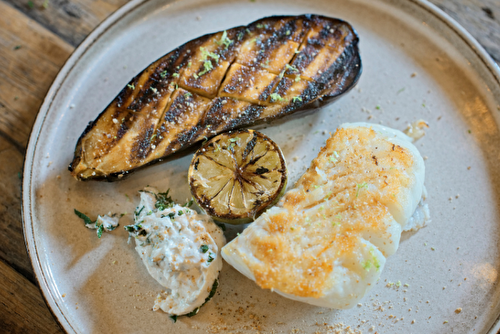 Pavé de cabillaud à la crème de tahini et aubergines grillées