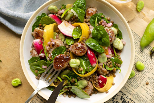 Salade de lentilles blondes aux radis roses et fèves fraîches, saucisse du boucher