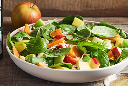 Salade de pousses d’épinard aux trois pommes et à l’huile de sésame