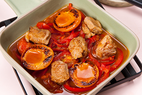 Sauté de chevreau aux poivrons de padrón et abricots