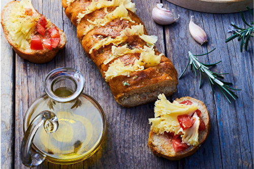 Toasts de pain à l’ail, tartare de tomates, basilic et rosettes de Tête de Moine AOP au paprika