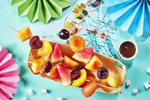 Brochettes de fruits frais et sauce au chocolat