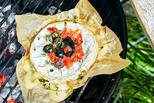 Camembert sur la braise, tomates confites et olives