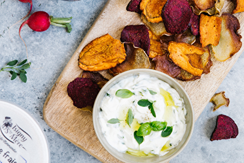 Chips de légumes et dips de fromages frais