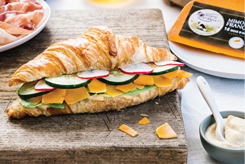 Croissant, laitue, radis, concombre, à la mimolette extra-vieille et Pointe de houmous