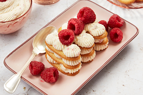 Millefeuilles de langues de chat à la chantilly de framboises