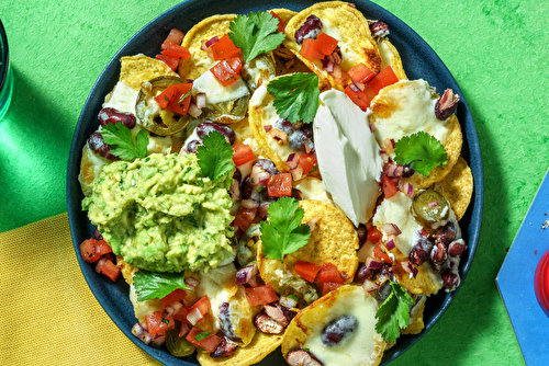 Nachos à la mexicaine au guacamole, à la salsa et à la crème fraîche