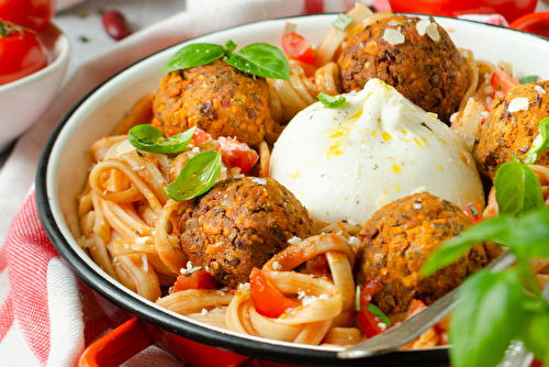 Pâtes aux boulettes de lentilles et haricots, sauce tomate et burrata