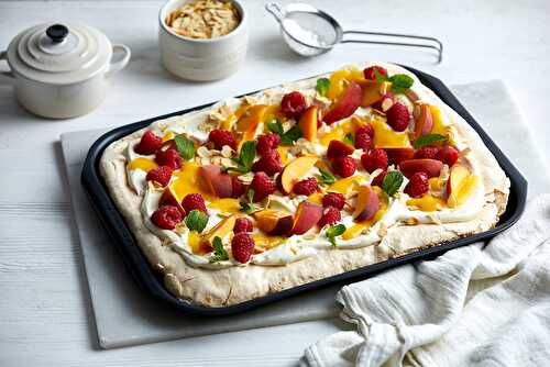 Pavlova aux pêches, framboises et amandes