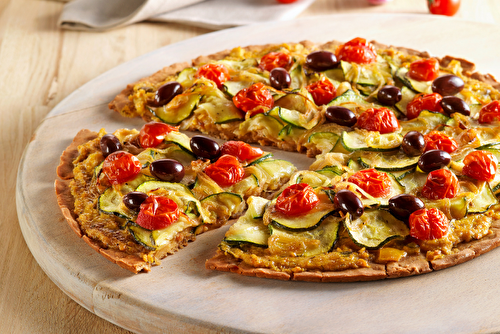 Pizza sans gluten aux courgettes et tomates