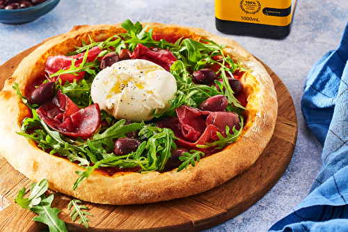 Pizza, sauce tomate, bresaola, burrata, olives de Kalamata et roquette