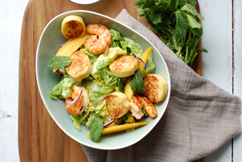 Salade de quenelles de brochet aux crevettes et à la mangue