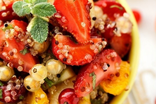 Salade de quinoa aux fruits rouges, citron & miel