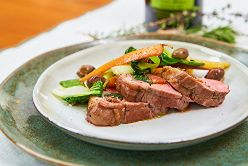 Selle d’agneau farcie aux blettes et tomates confites, poêlée de légumes et pistou