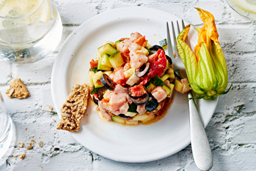 Tartare de noix de veau bio aux courgettes marinées, olives, citron vert et tomates confites