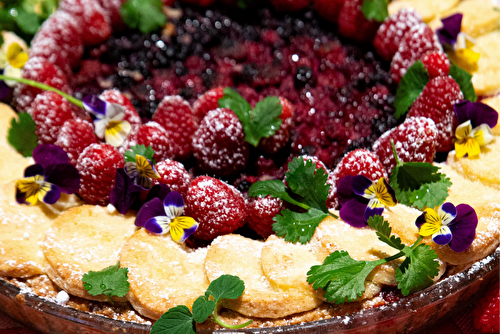 Tarte aux amandes, coriandre et fruits rouges