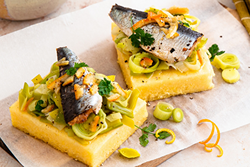 Tarte polenta à la fondue de poireaux et aux sardines aux écorces d’orange et de citron