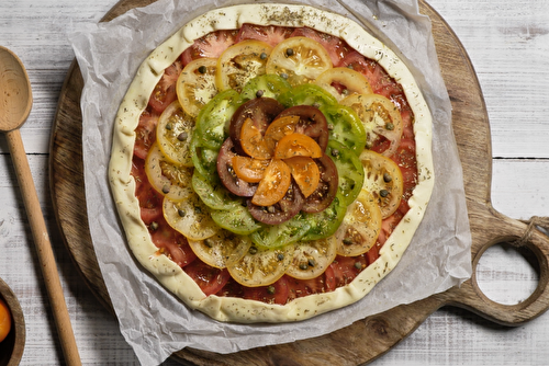 Tarte rustique aux tomates colorées et à la crème d’olives