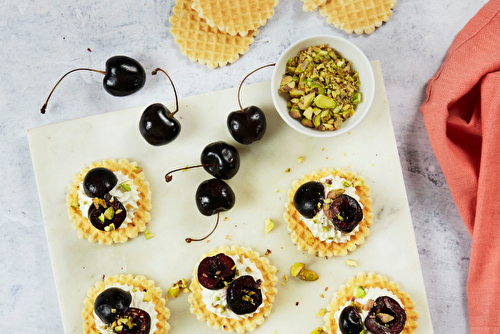 Tartelettes gaufrées aux cerises et aux pistaches