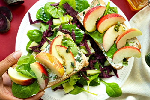 Tartines estivales de fromage double crème au basilic et nectarines