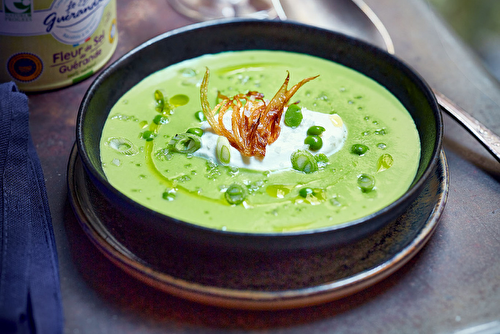 Velouté de petits pois, crème montée à l’oignon doux & fleur de sel Le Guérandais