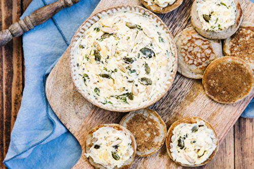 Beurre aromatisé au mélange de graines, ail et basilic et blini sarrasin