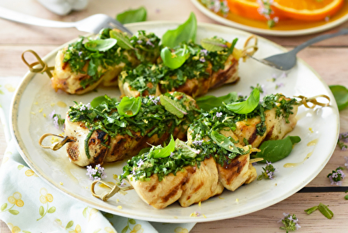 Brochettes de poulet au miel et aux herbes fraîches