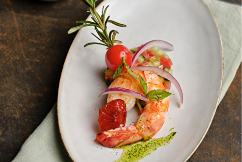 Brochettes de tomates cerises Savéol et gambas au romarin, riviera de tomates et concombre