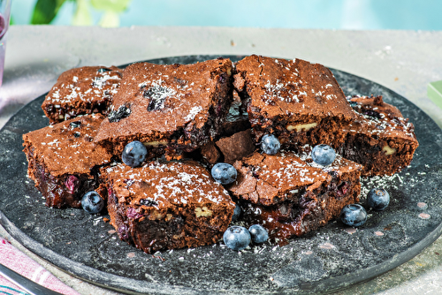 Brownie aux myrtilles, noix de pécan et noix de coco